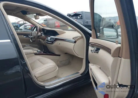 2010 Mercedes-Benz S 550 z USA, uszkodzony, nr VIN WDDNG7BB5AA331814